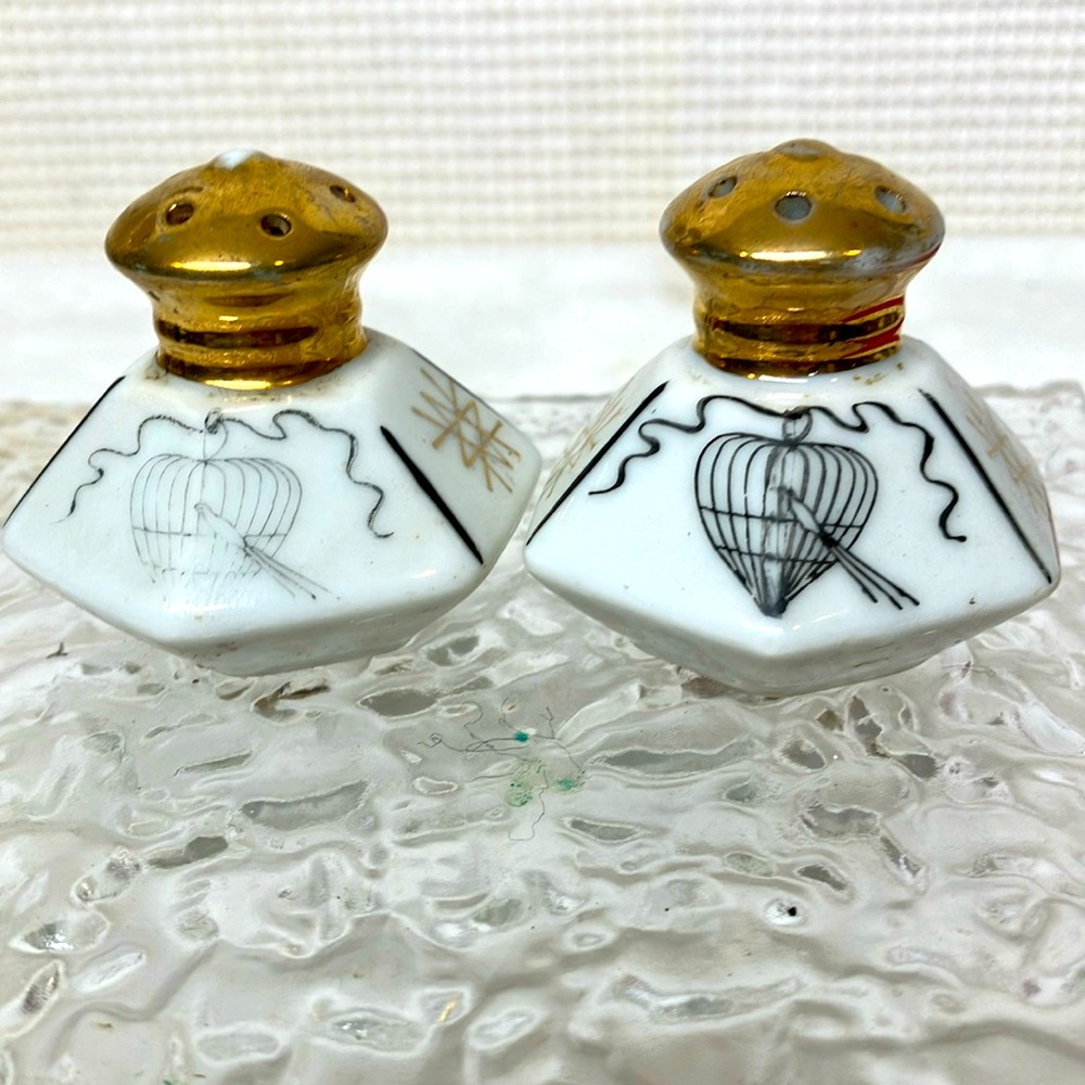 Hexagonal salt and pepper shakers